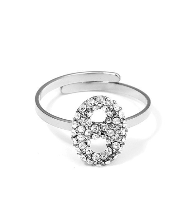 Anillo plateado con motivo ovalado de circonitas