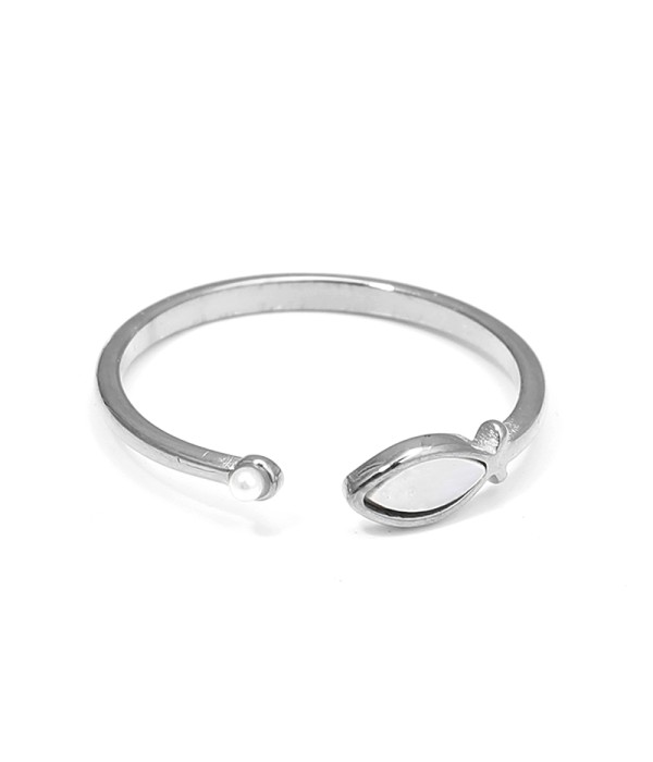 Anillo de forma ovalada con nácar