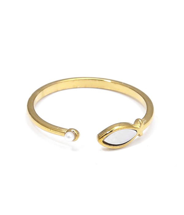 Anillo de forma ovalada con nácar