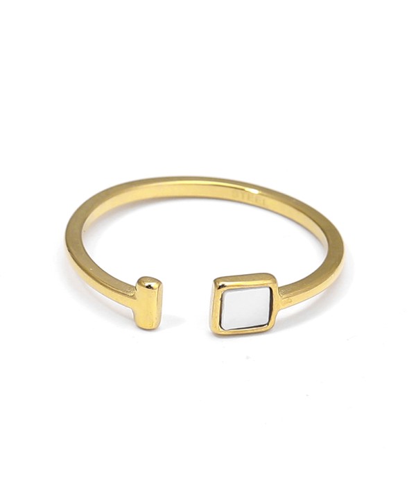 Anillo de forma cuadrada con nácar
