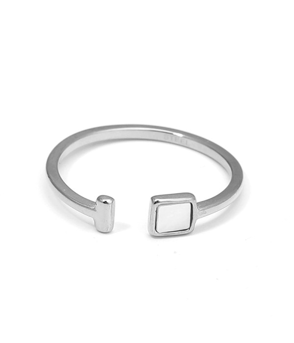 Anillo de forma cuadrada con nácar