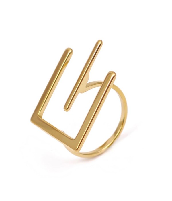 Anillo dorado geométrico con diseño minimalista
