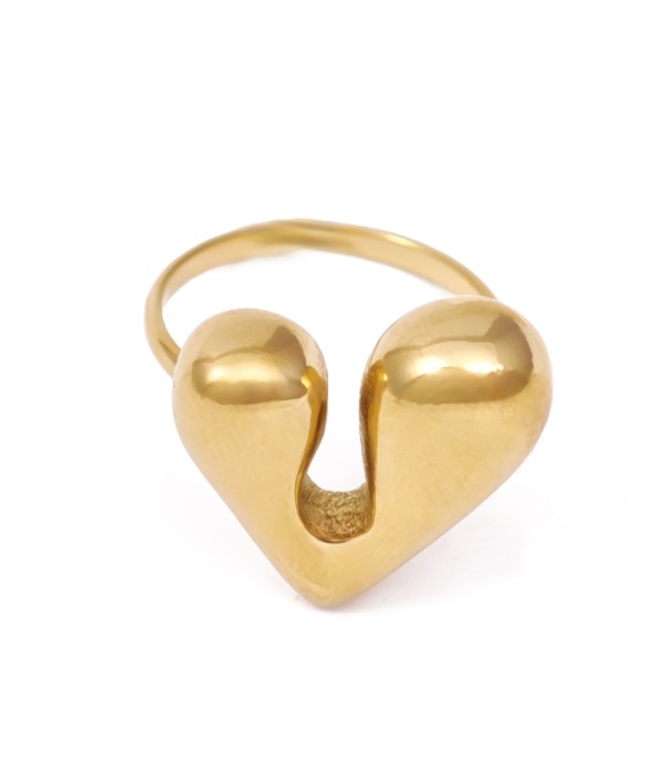 Anillo dorado con diseño de corazón abierto