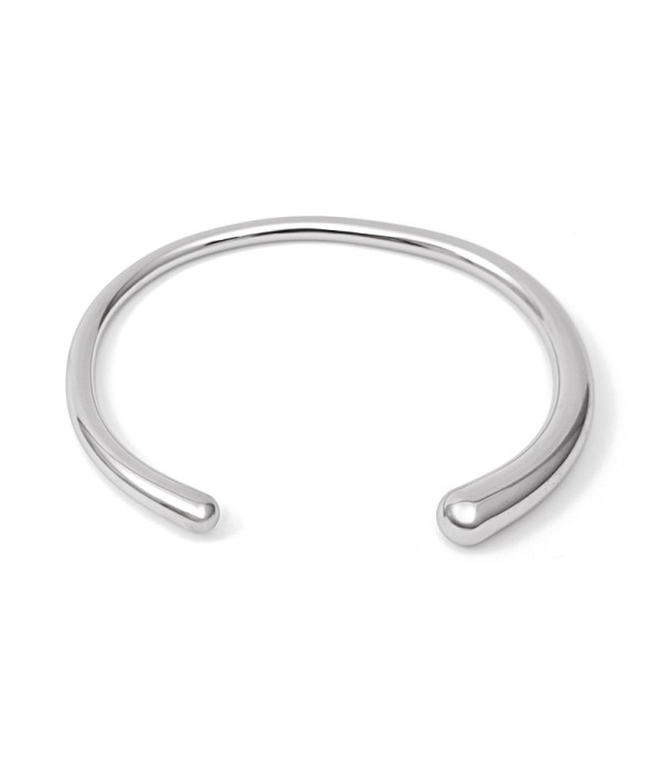 Pulsera plateada abierta con diseño minimalista