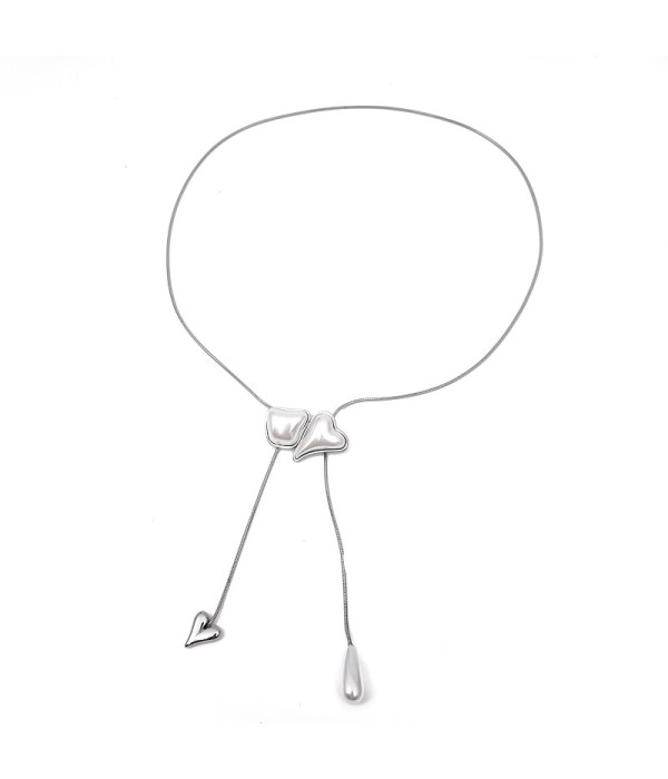 Collar plateado largo con colgantes de corazón y lágrima