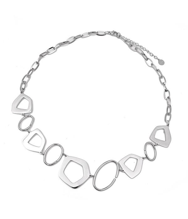 Collar plateado con diseño geométrico irregular