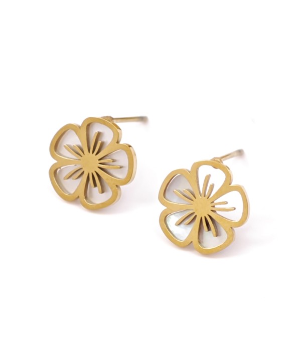 Pendientes dorados de flor en nácar