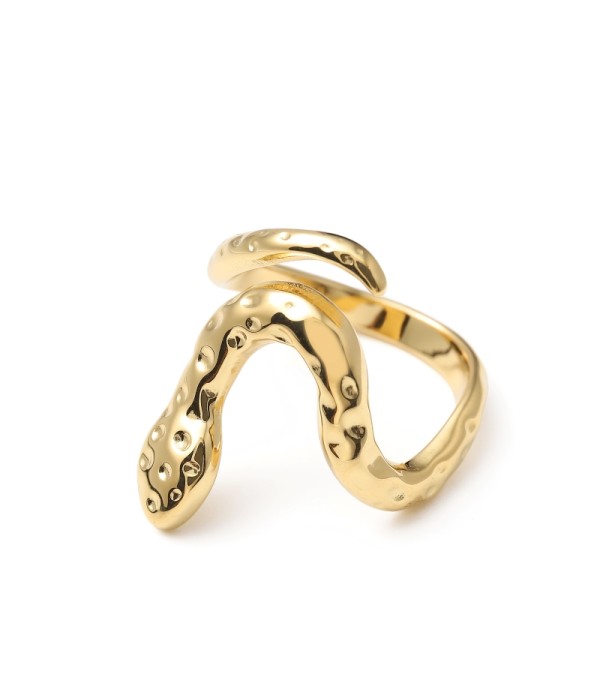 Anillo dorado en forma de serpiente
