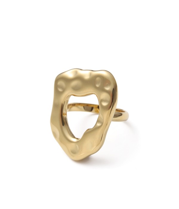 Anillo dorado con diseño irregular y efecto calado
