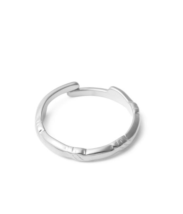 Anillo plateado con textura de bambú