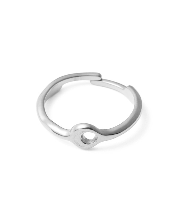 Anillo plateado minimalista con aro calado