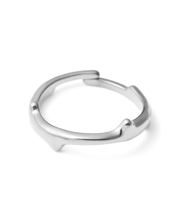 Anillo plateado con líneas irregulares