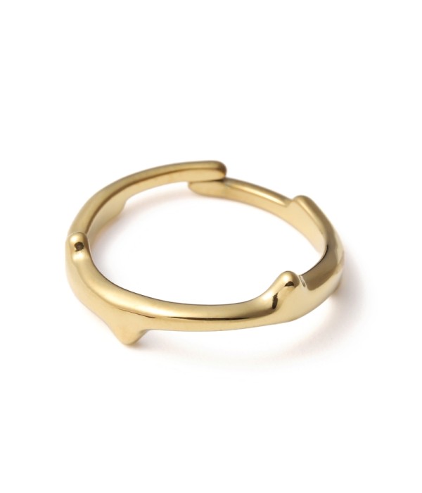 Anillo dorado con líneas irregulares