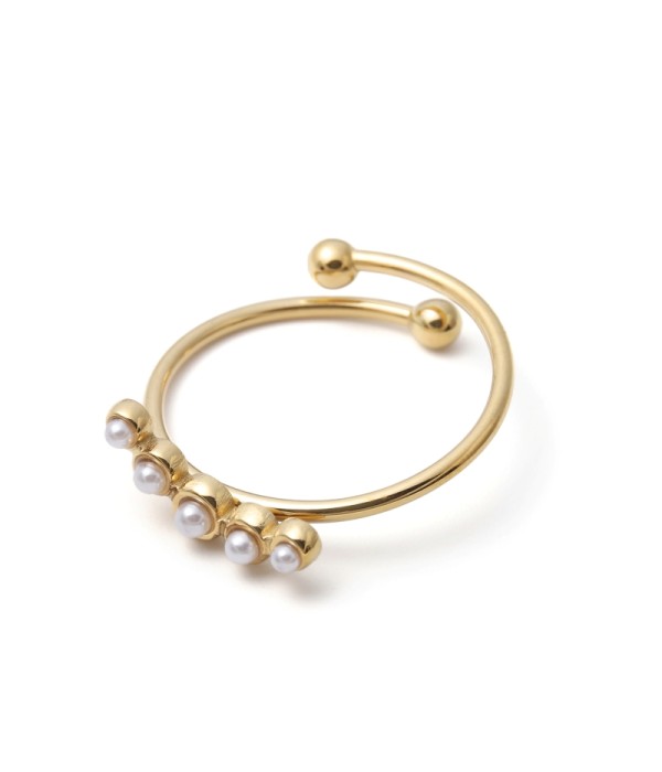 Anillo dorado con perlas en fila