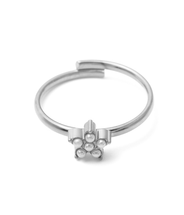 Anillo plateado con perlas en forma de flor