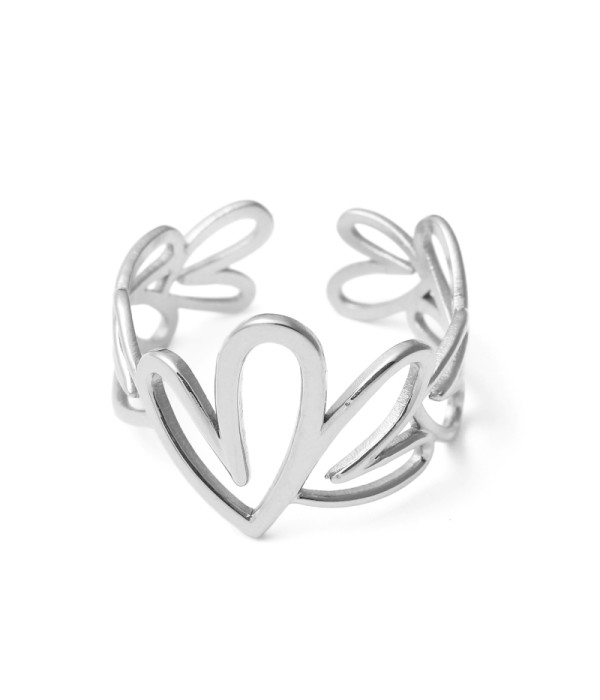 Anillo plateado con diseño de corazones calados