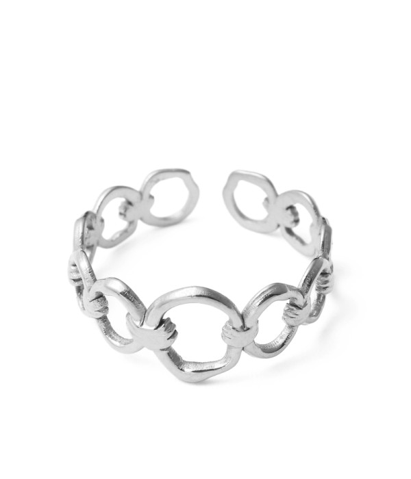 Anillo plateado con diseño de eslabones calados