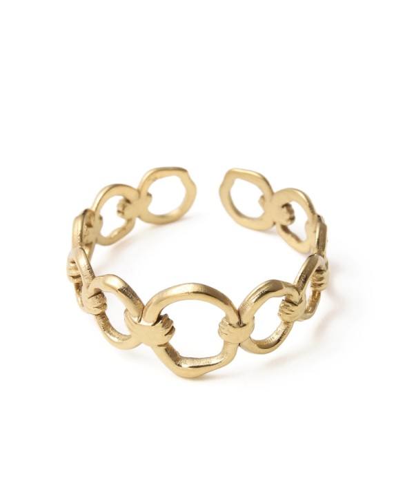Anillo dorado con diseño de eslabones calados