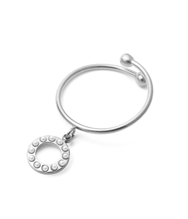 Anillo con colgante circular de perlas