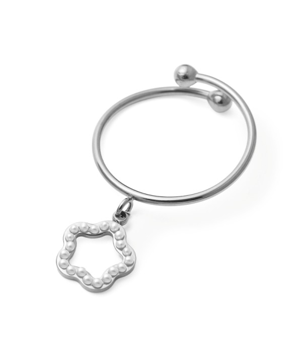 Anillo con colgante de flor de perlas