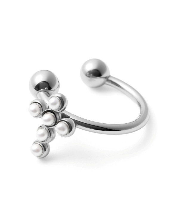 Clip de oreja con cruz de perlas