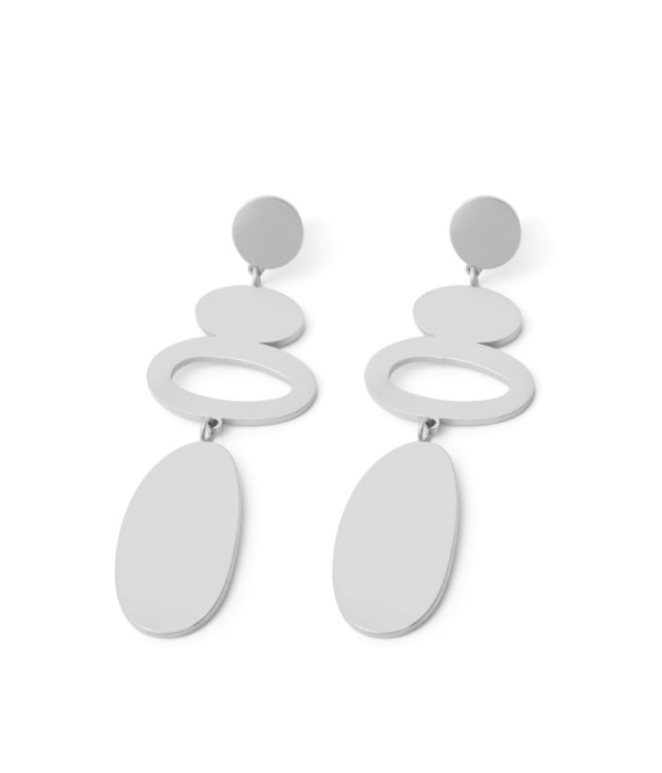 Pendientes plateados con figuras geométricas