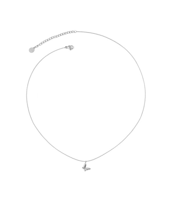Collar plateado con colgante de mariposa