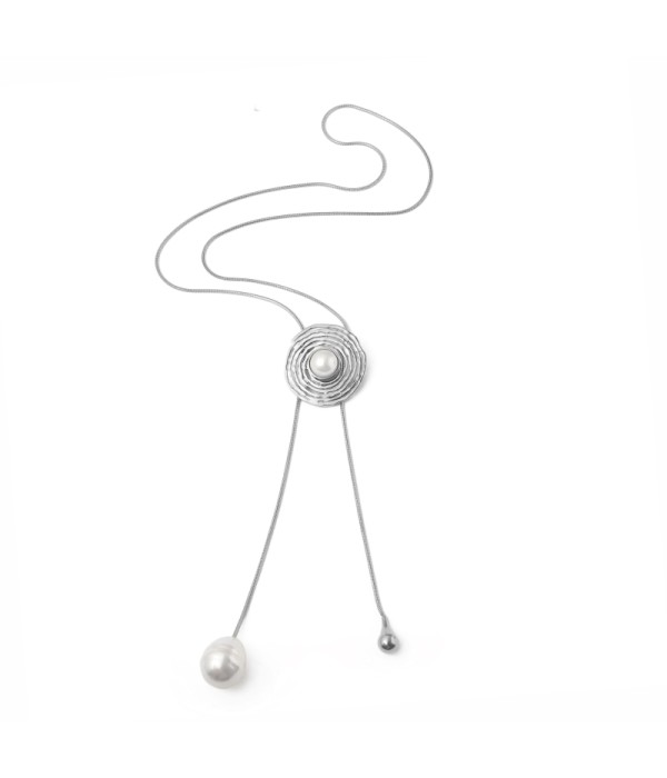 Collar plateado largo con perlas y diseño circular