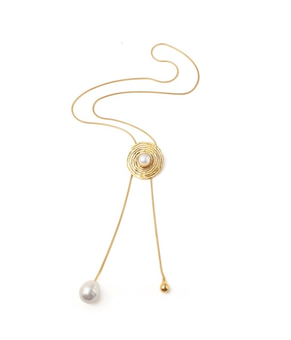 Collar dorado largo con perlas y diseño circular