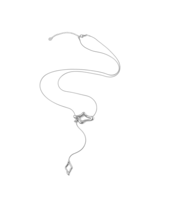 Collar plateado largo con diseño geométrico ondulado