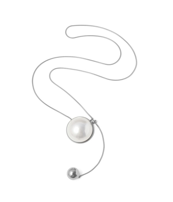 Collar largo plateado con colgante de perla grande