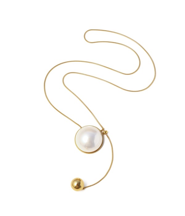 Collar largo dorado con colgante de perla grande
