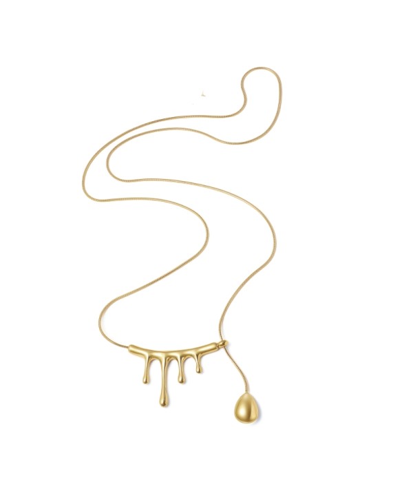 Collar largo dorado con diseño líquido y...