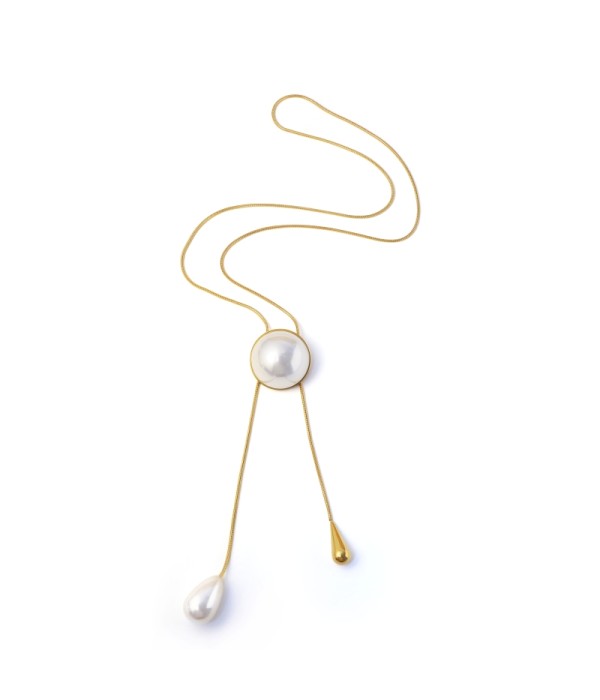 Collar largo dorado con colgante de perla central y gotas