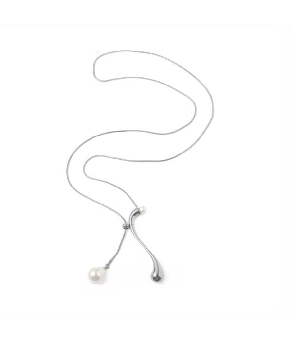 Collar plateado largo con perlas asimétricas