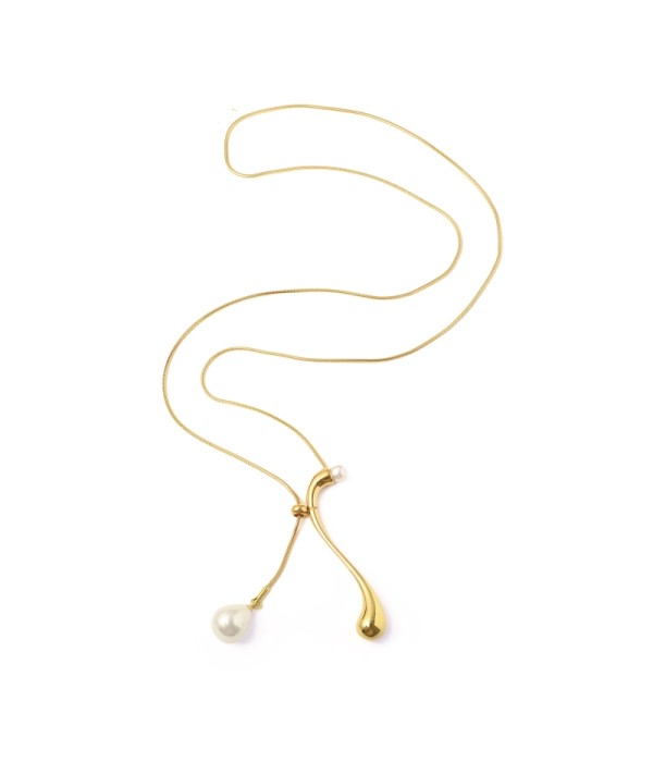 Collar dorado largo con perlas asimétricas