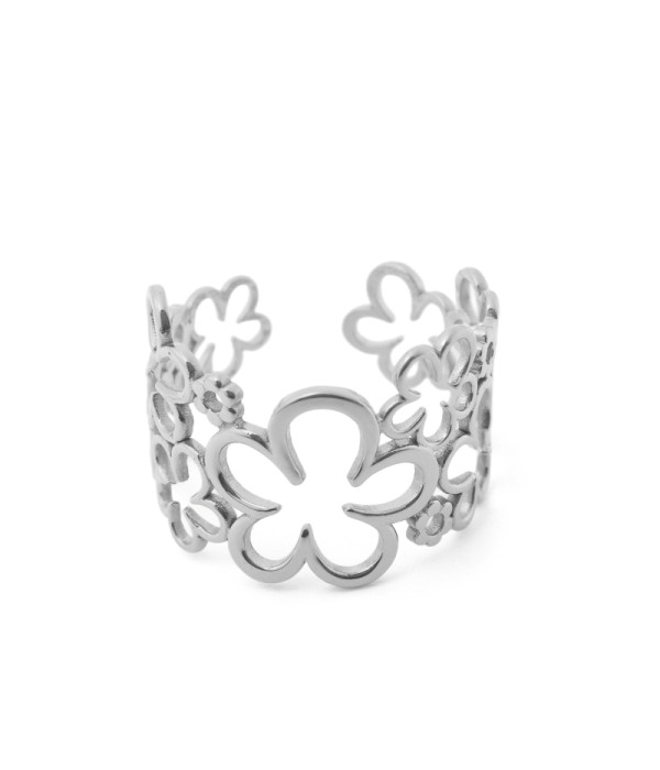 Anillo plateado con flores caladas