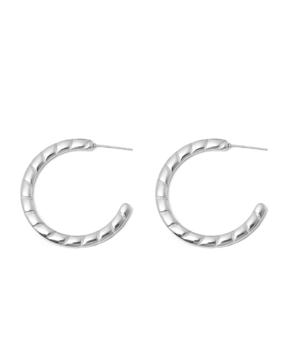 Pendientes de aro plateados con textura trenzada