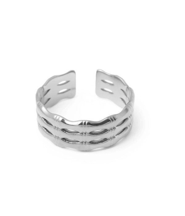Anillo plateado con diseño de bambú