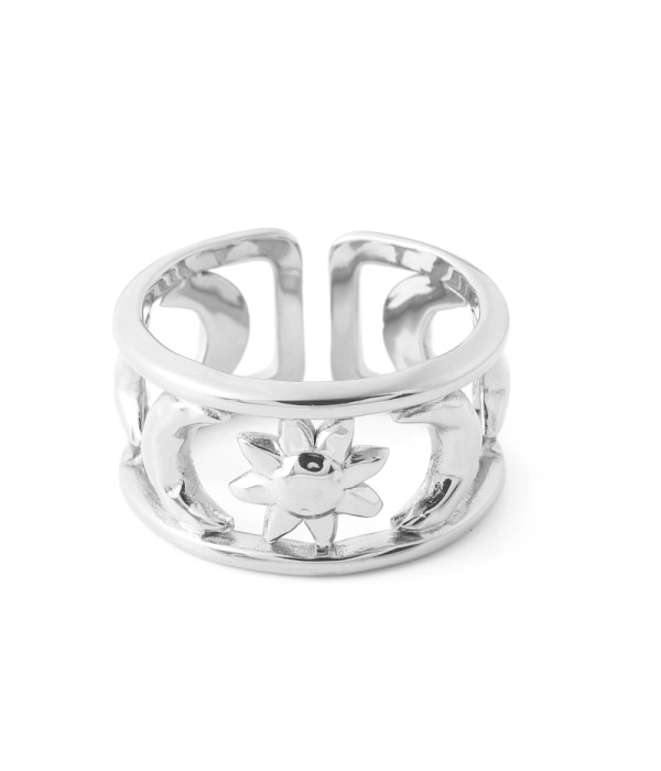 Anillo plateado con diseño de estrella, luna y sol