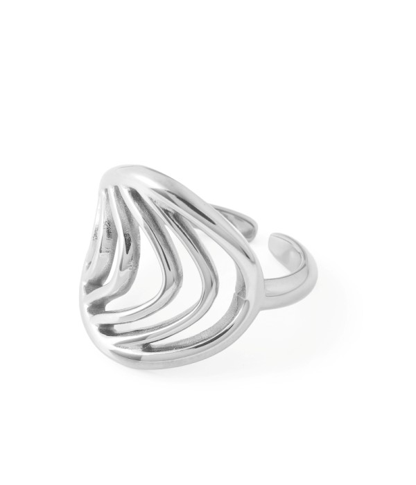 Anillo plateado con líneas onduladas