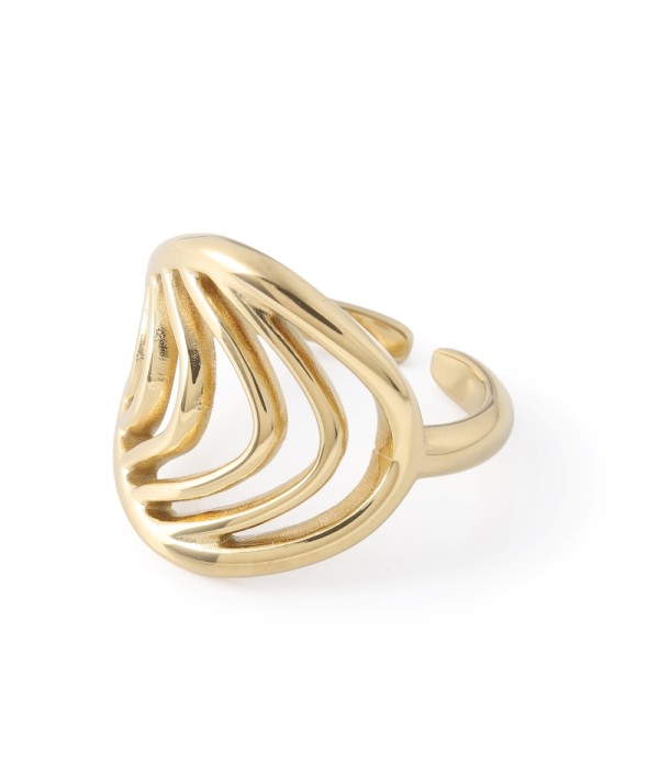Anillo dorado con líneas onduladas