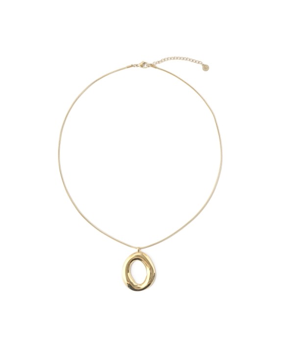 Collar dorado con colgante ovalado