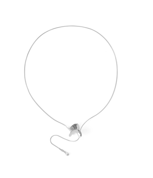 Collar largo plateado con colgante abstracto