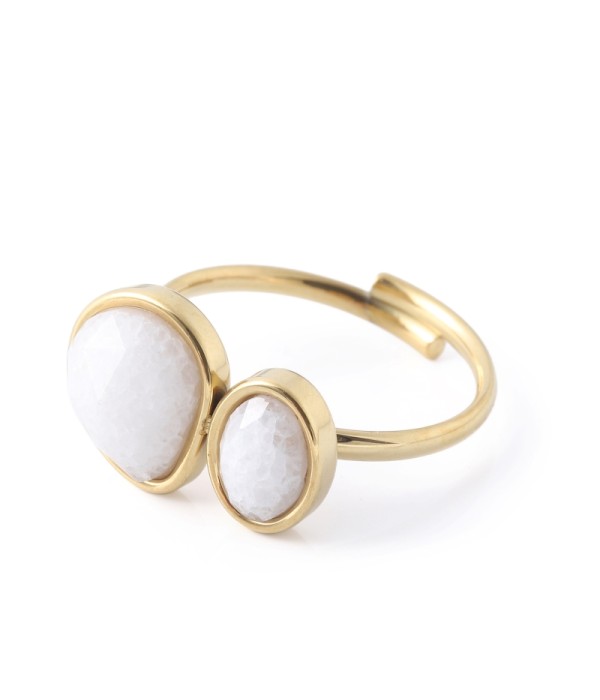 Anillo dorado con piedras tipo jade