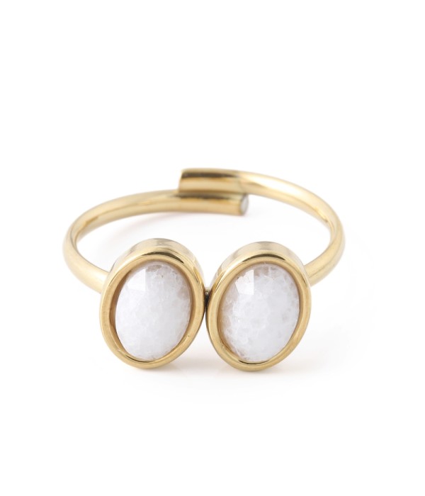 Anillo dorado con piedras tipo jade