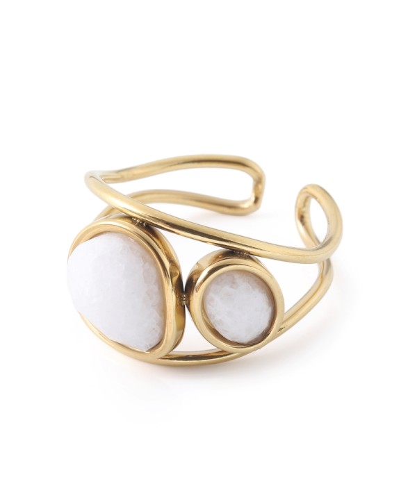 Anillo dorado con piedras tipo jade