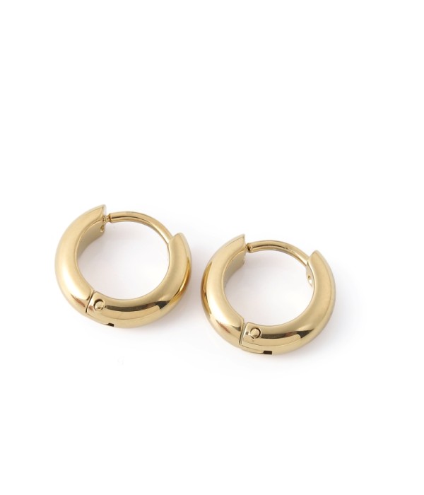 Pendientes de aro dorados con diseño simple