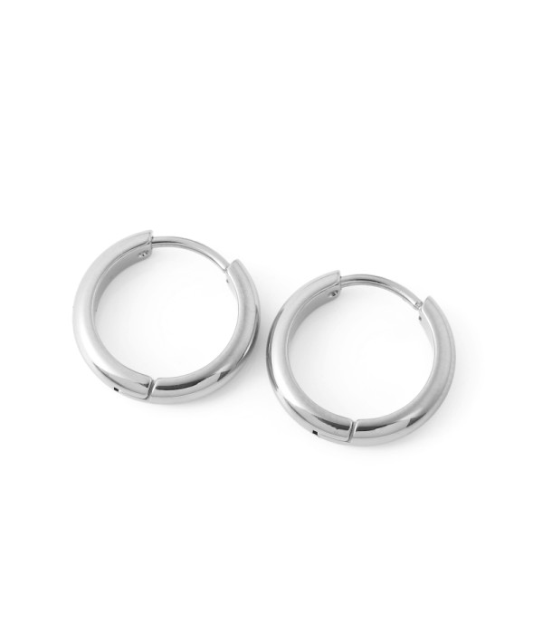 Pendientes de aro plateados con diseño simple