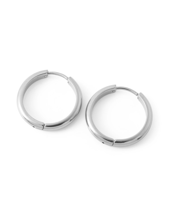 Pendientes de aro plateados con diseño simple